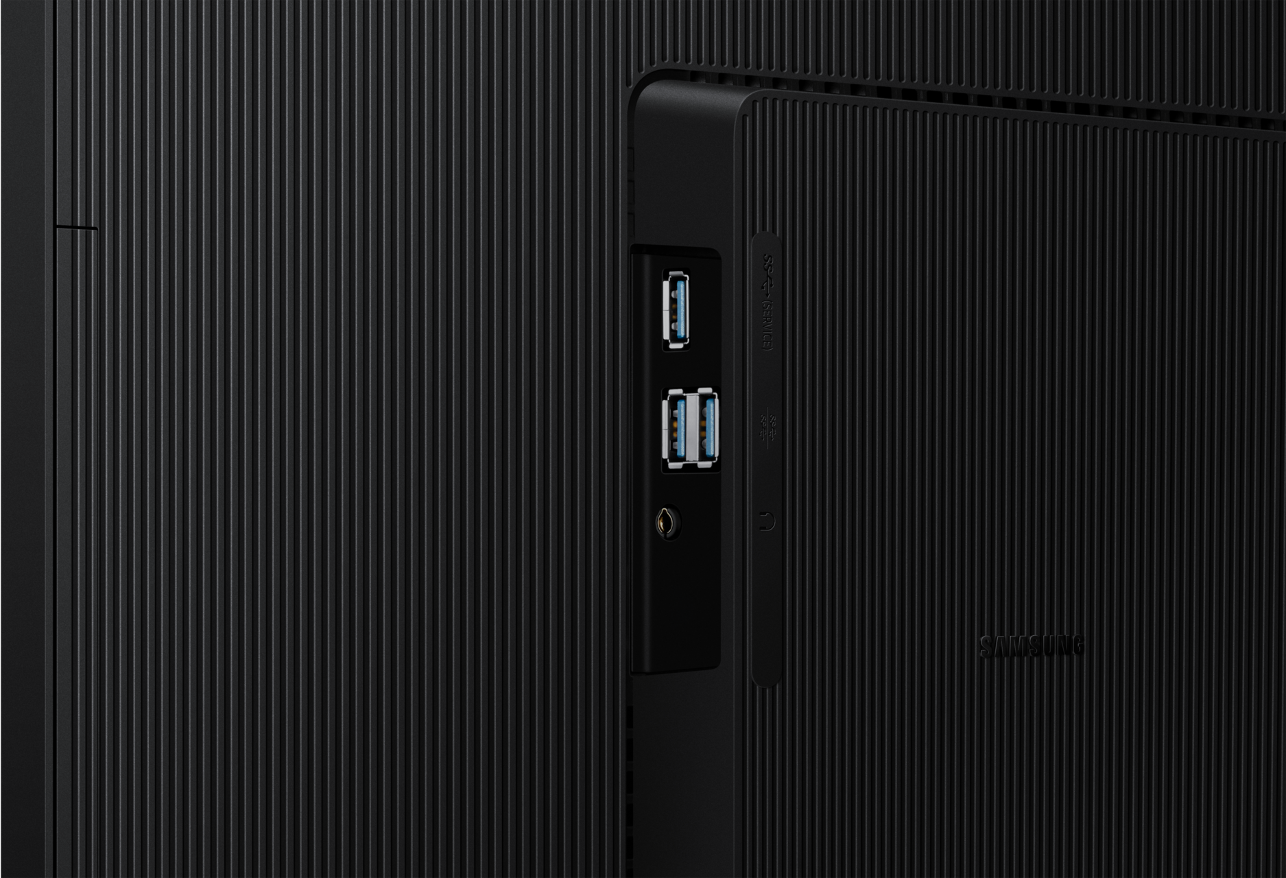 Gros plan de l'arrière d'une télévision noire avec des ports, dont USB et sortie audio, et le logo Samsung.