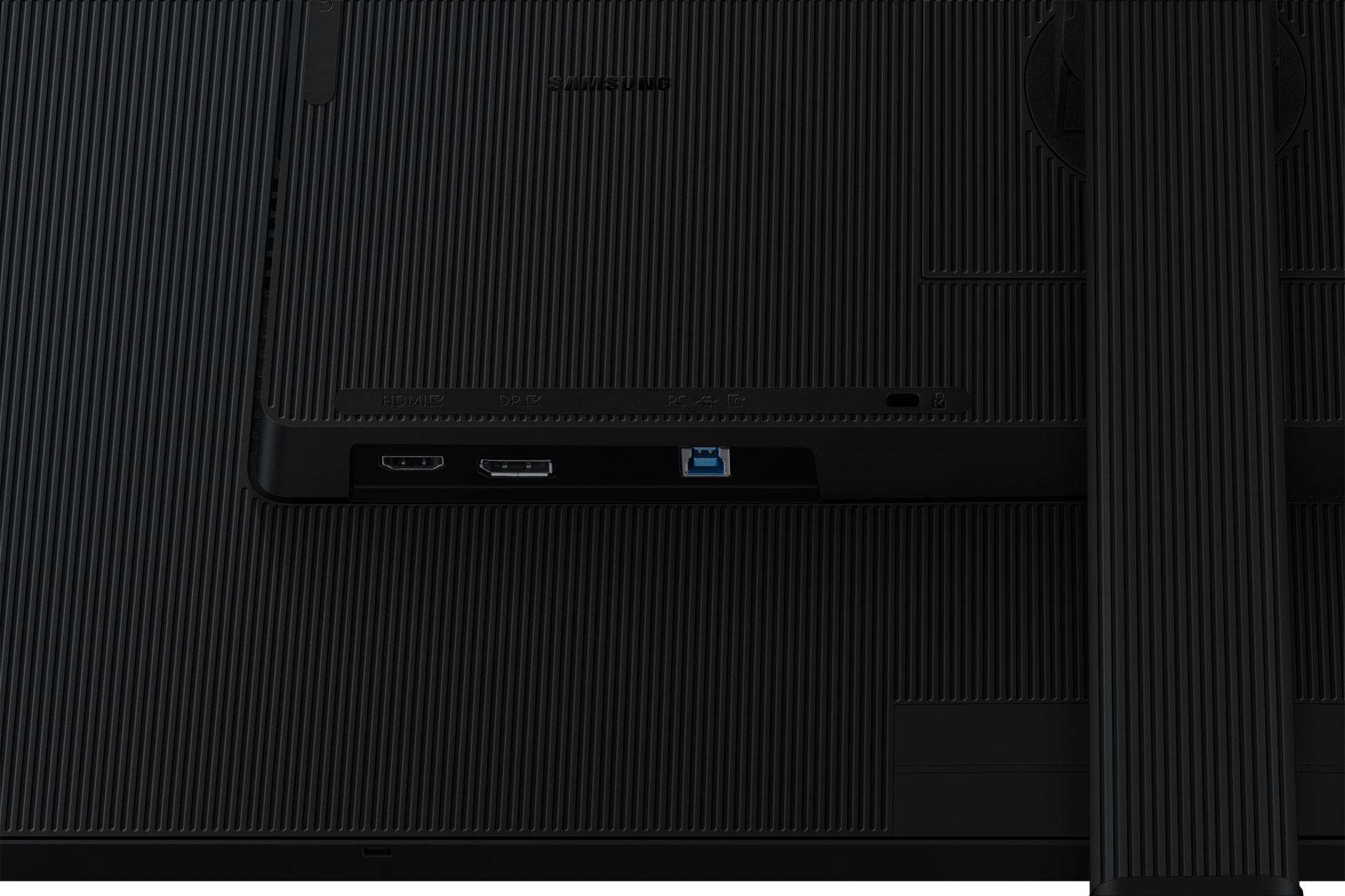 Vue arrière d'un moniteur avec ports. Ports : HDMI, DP, USB et alimentation. Le moniteur est noir.
