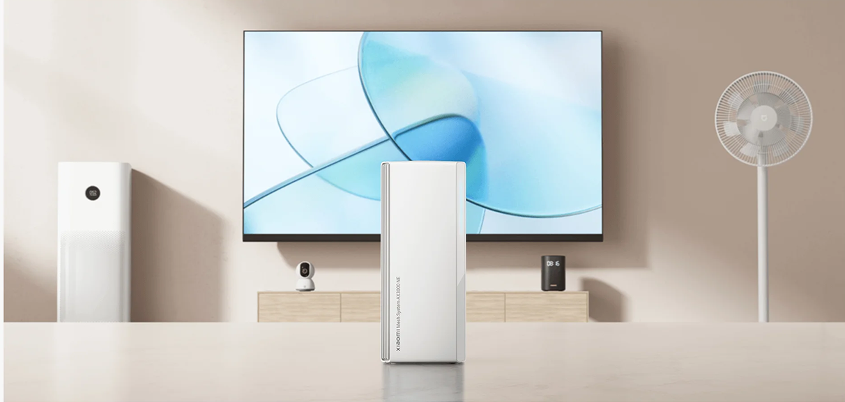 Egy nappali beállítása TV-vel, légtisztítóval, robot porszívóval és ventilátorral.