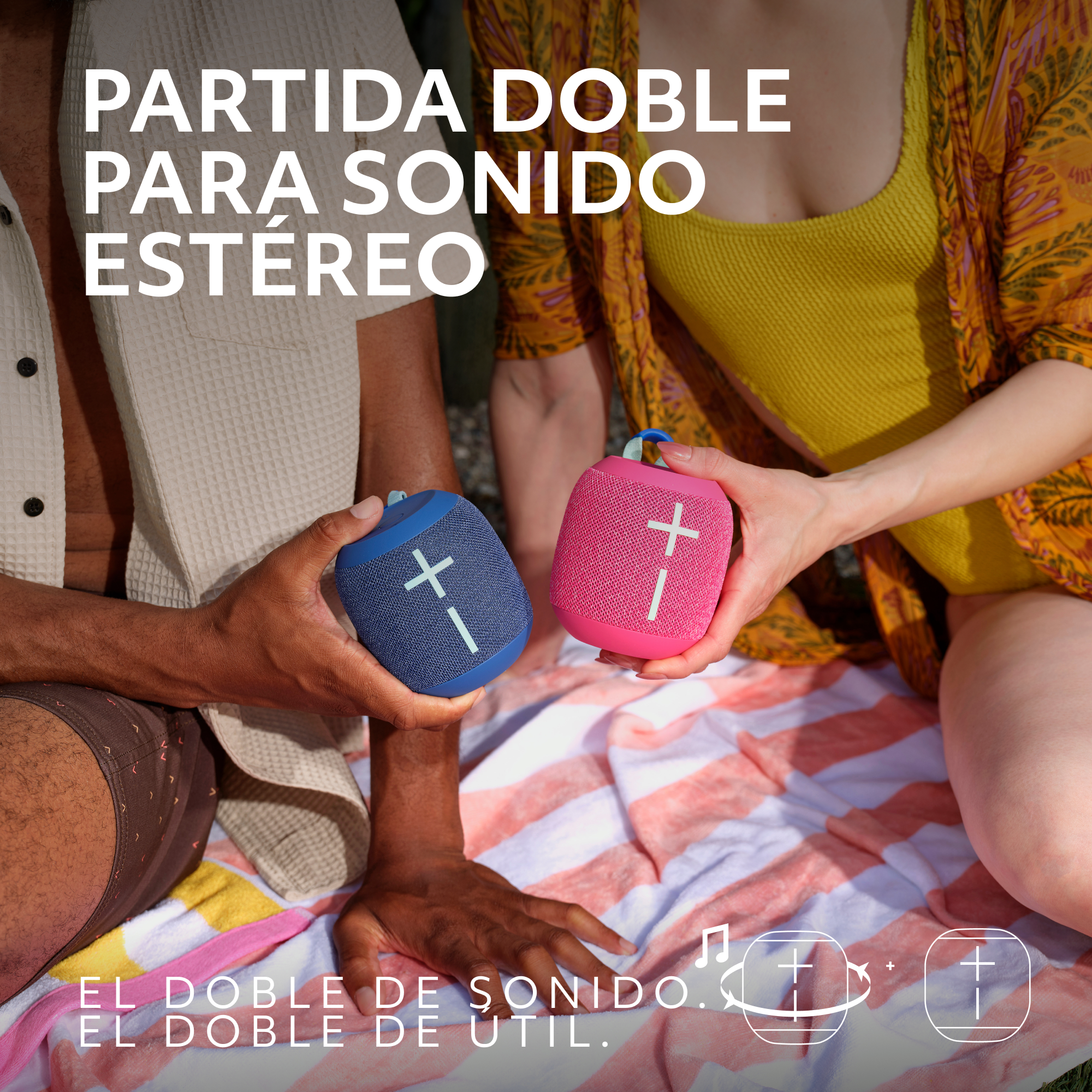 Dos personas sostienen altavoces azul y rosa con texto superpuesto.