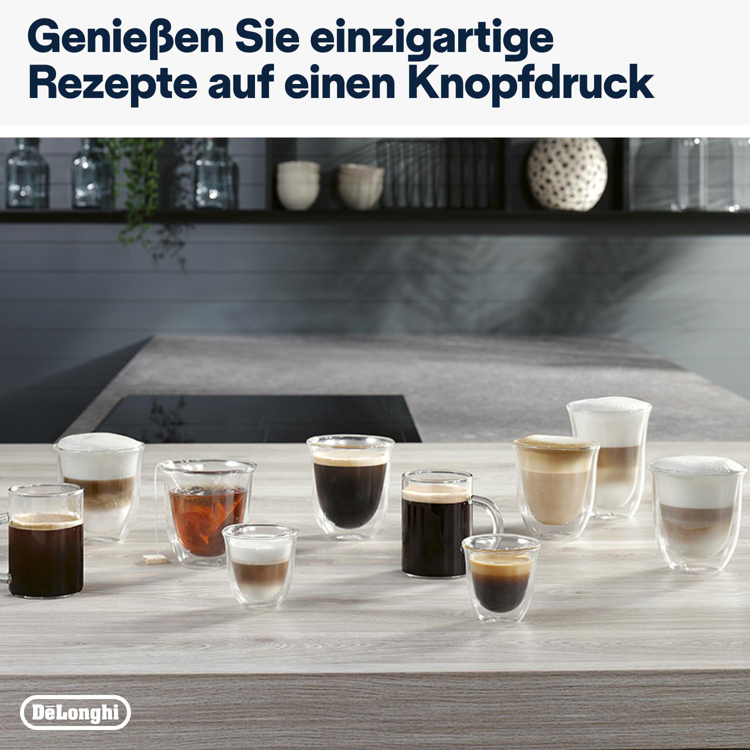 Verschiedene Kaffeetassen auf einem Holztisch, einige mit Schaum. Text: Genießen Sie einzigartige Rezepte auf Knopfdruck.