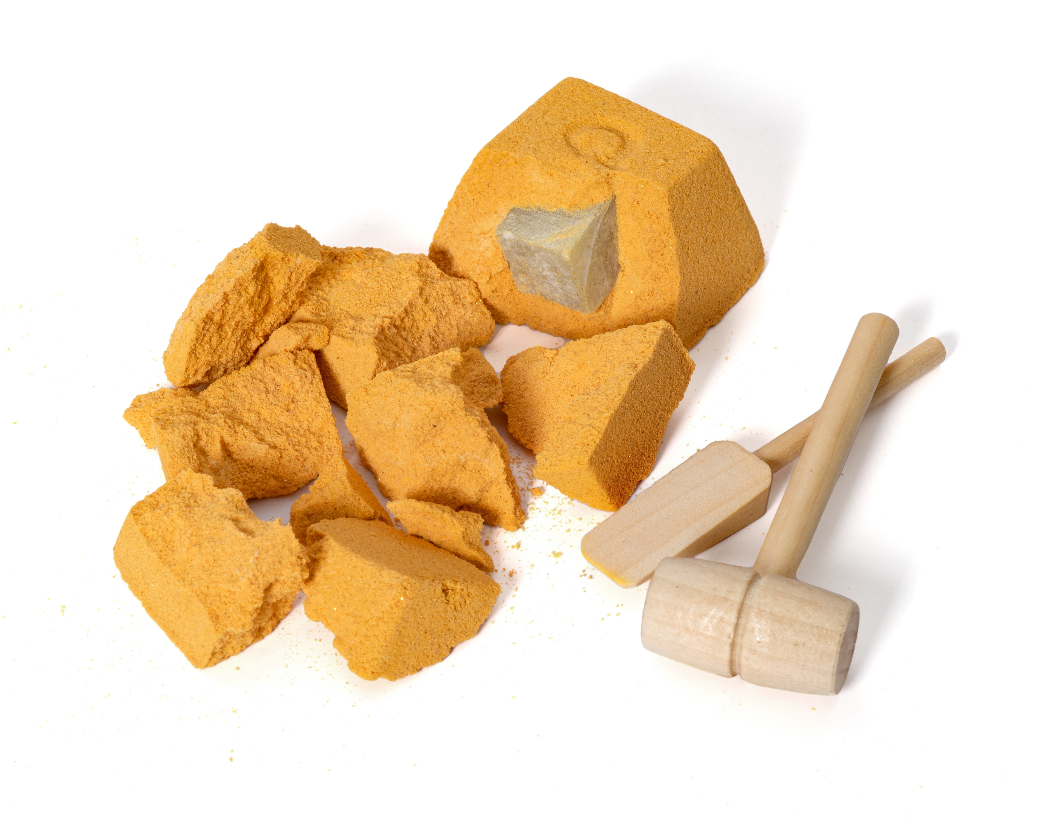 Orange Gesteinsstücke und gelbe Schlägel auf weißer Oberfläche. Einige Gesteinsstücke sind zerbrochen.