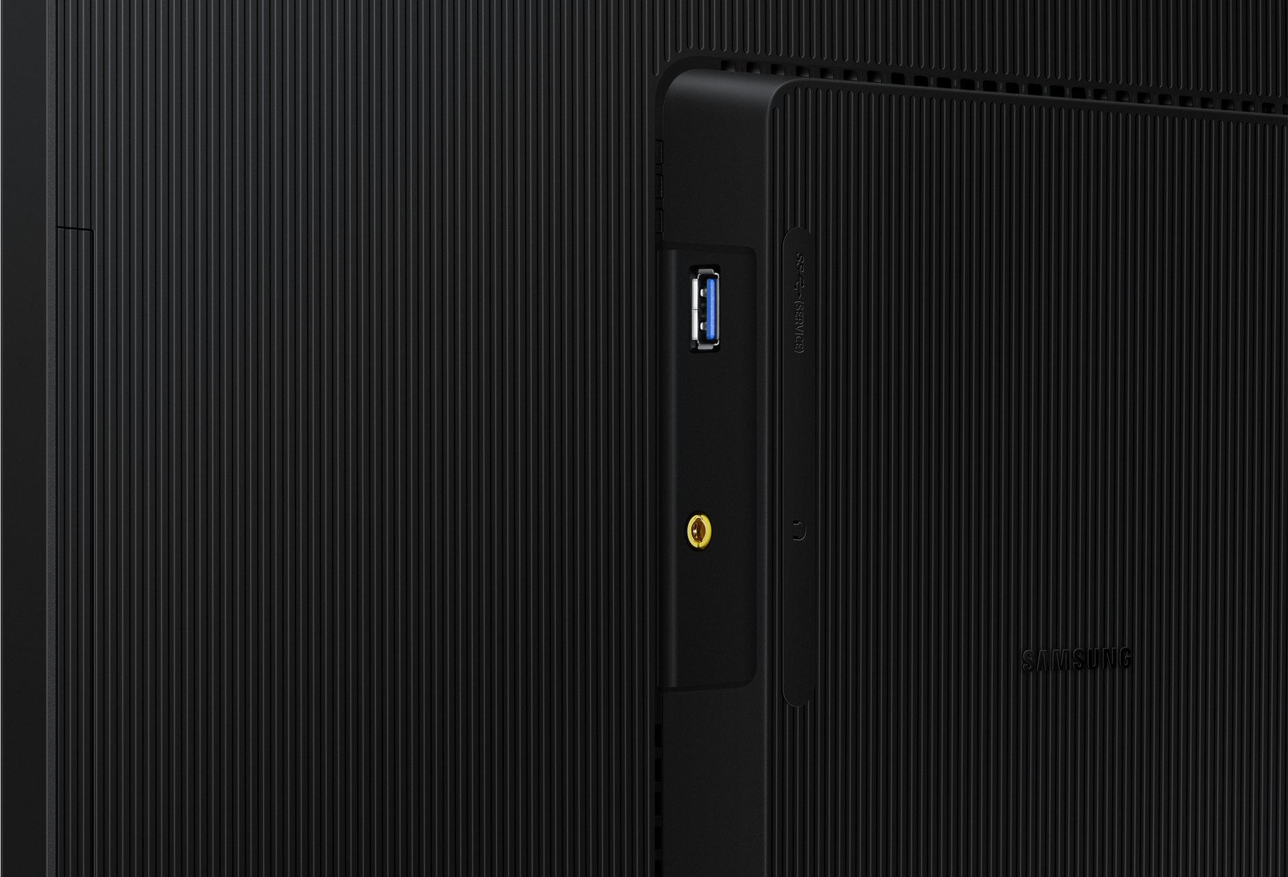 Gros plan sur un moniteur noir avec un port USB et d'autres ports.