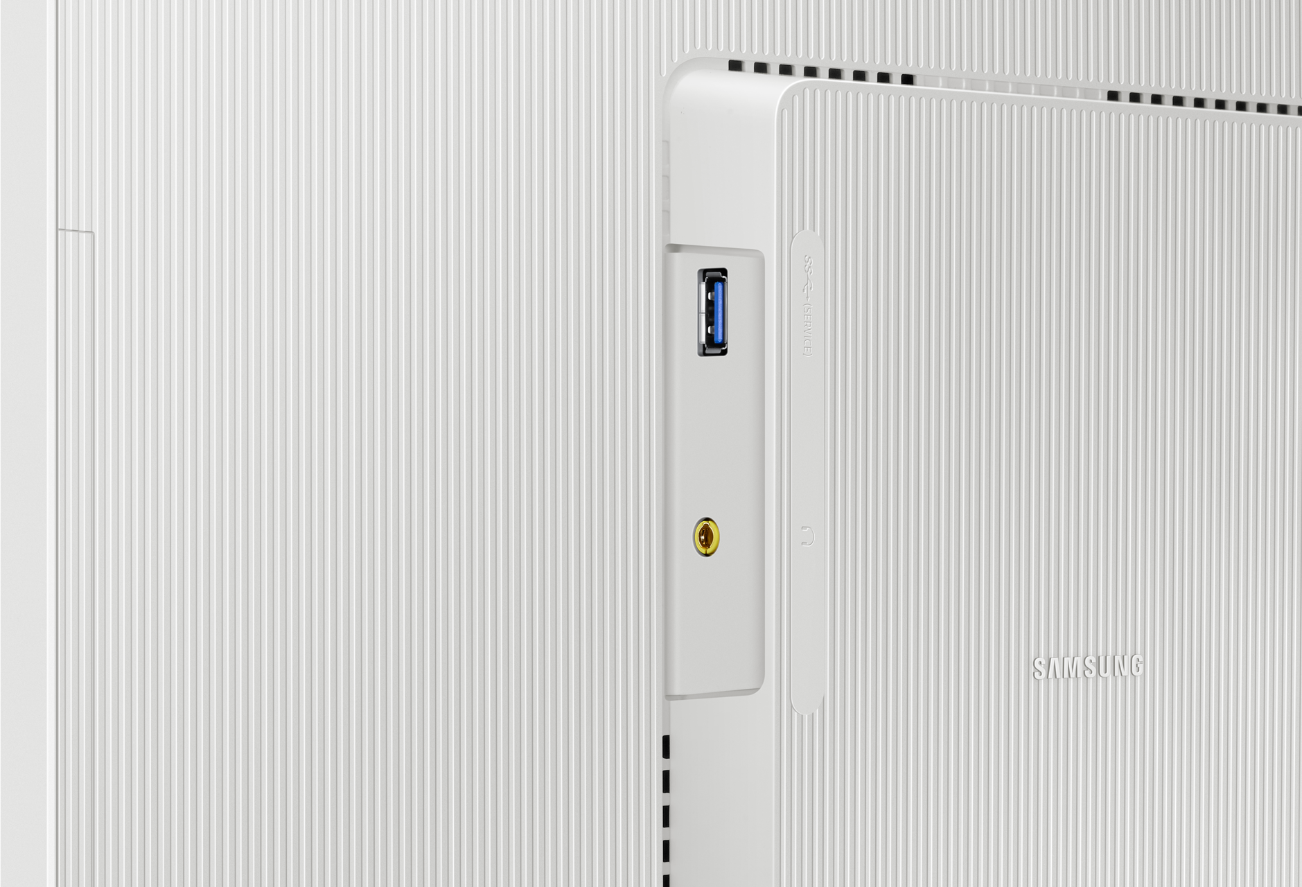 Panneau arrière blanc d'un téléviseur avec plusieurs ports visibles.