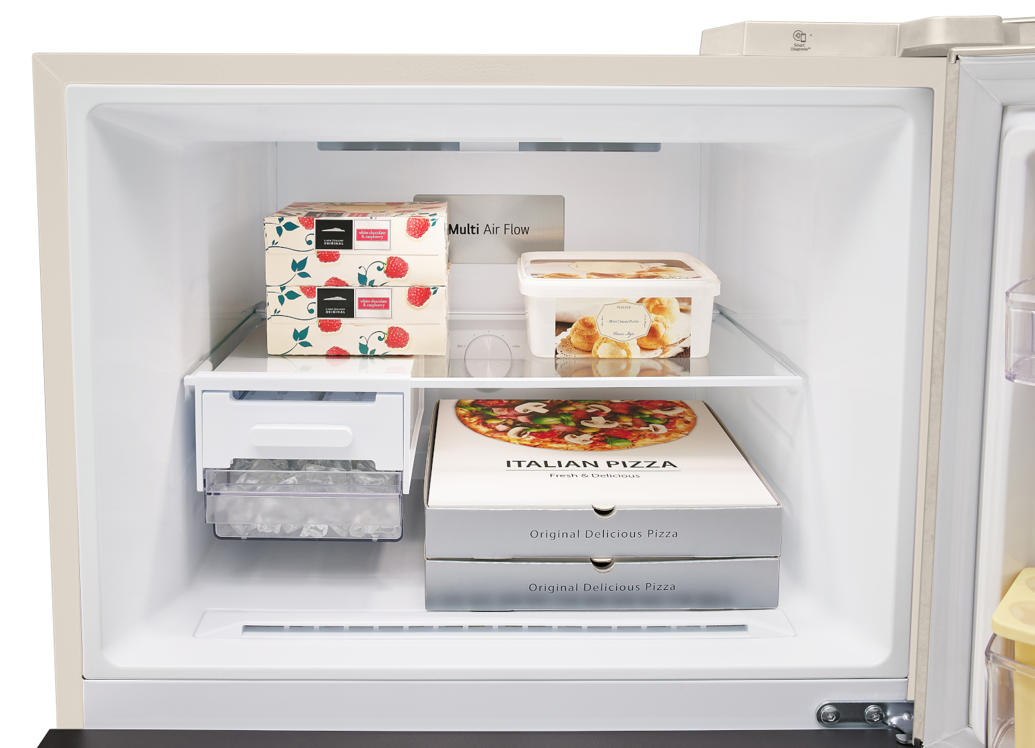 Hűtőszekrény belseje élelmiszerekkel a polcokon: pizza, fagyasztott ételek és jég.