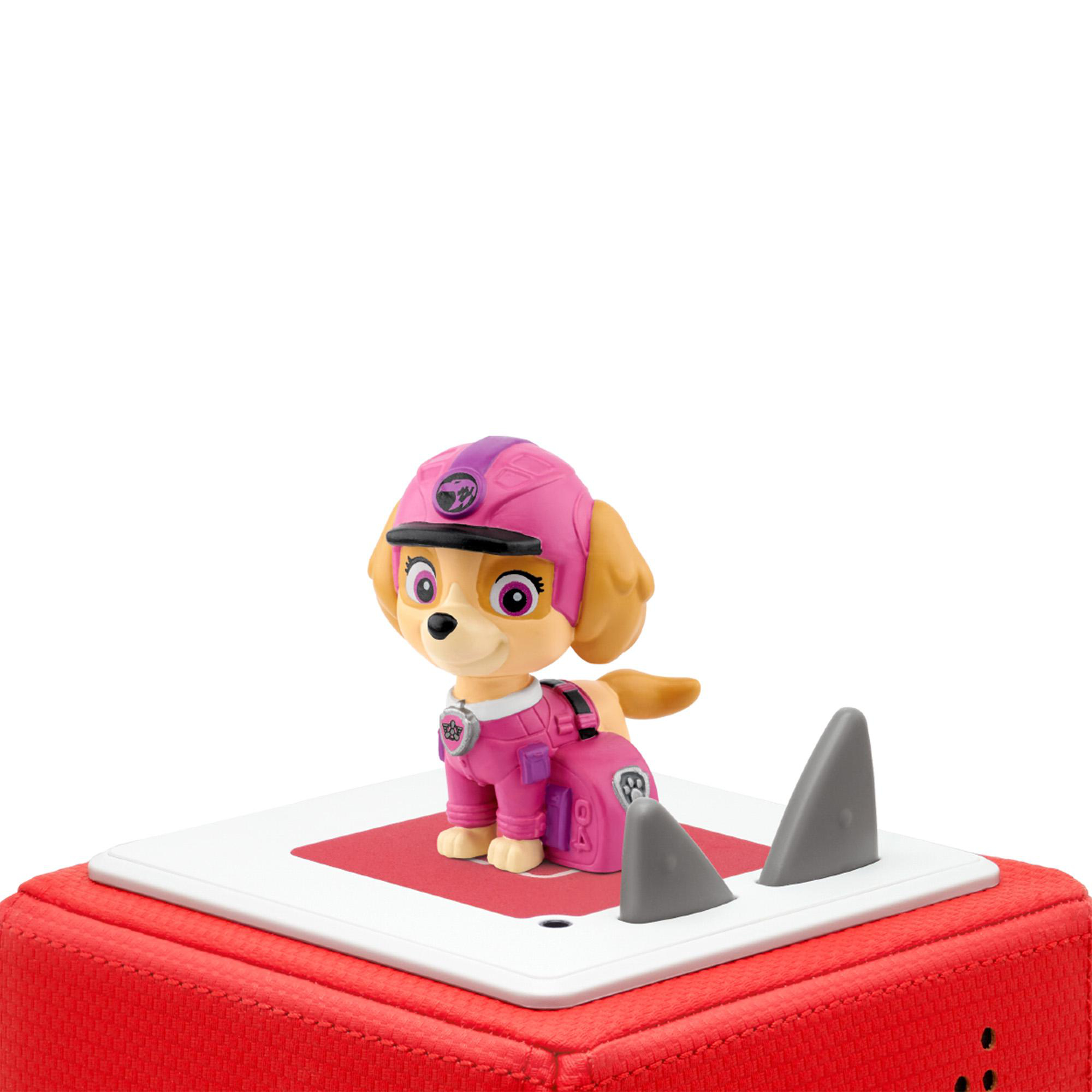 Eine Skye-Figur von Paw Patrol steht auf einer roten Plattform mit Haifischflossen-Ausschnitten.