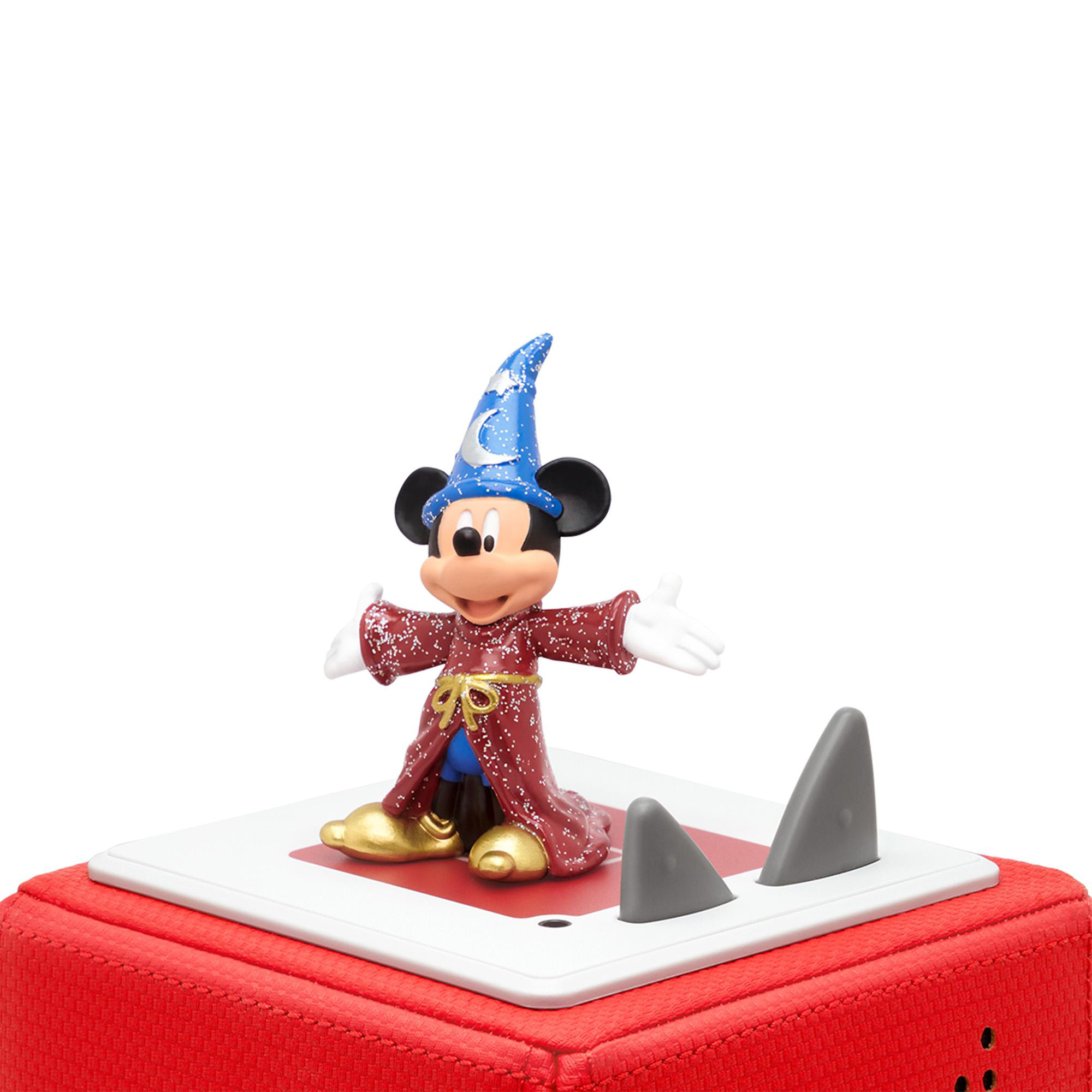 Mickey Mouse Figur in Zauberer-Outfit steht auf roter Box.