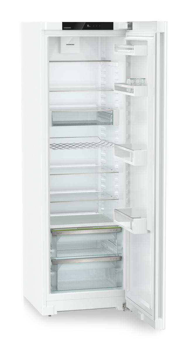 Weißer Kühlschrank mit offener Tür. Innen sind Glasböden und Schubladen sichtbar. Der Innenraum ist beleuchtet.