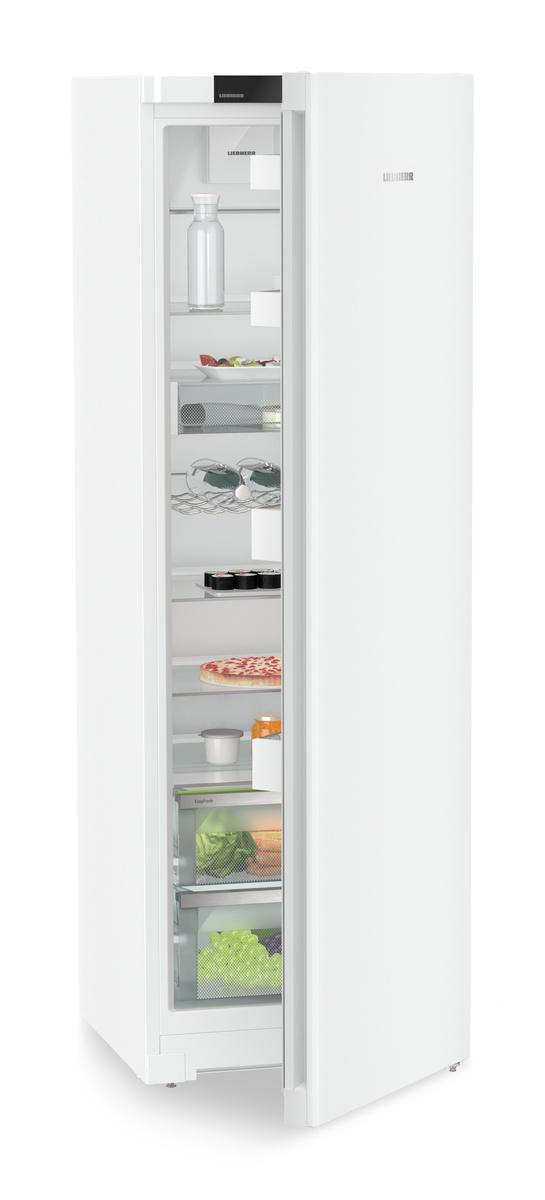 Weißer Kühlschrank mit offener Tür, der Regale, Schubladen und Gegenstände zeigt. Weißer Hintergrund.