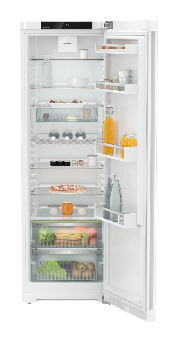 Weißer Kühlschrank mit offener Tür, Regale mit Essen und Getränken.
