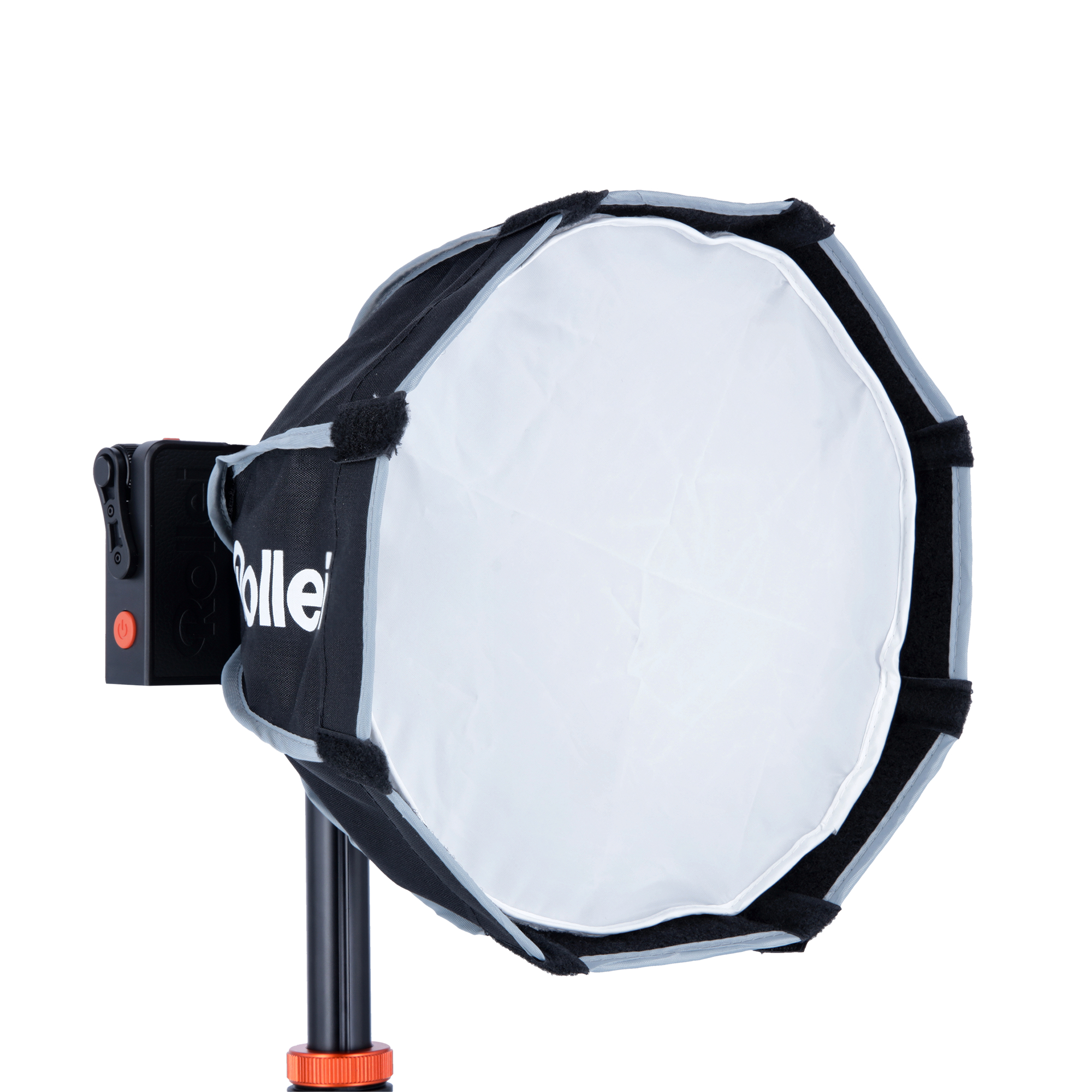 Ein Studiolicht mit einer schwarzen Softbox und einem Ständer. Das weiße Innere der Softbox ist beleuchtet.