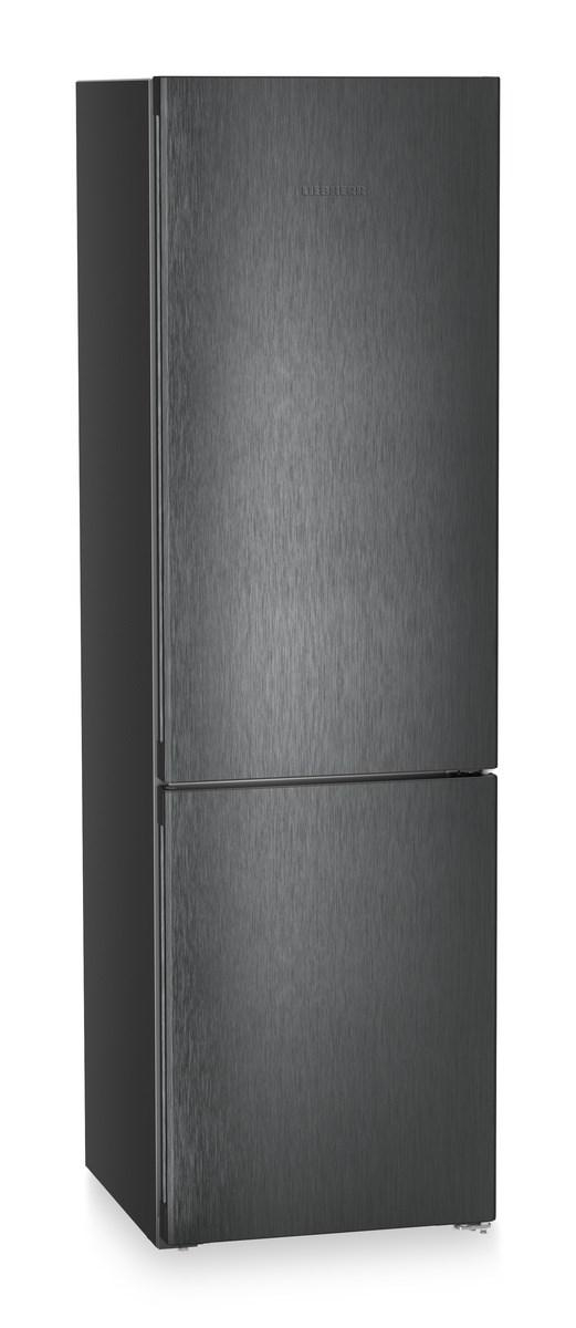 Ein hoher, dunkelgrauer Liebherr-Kühlschrank vor weißem Hintergrund.