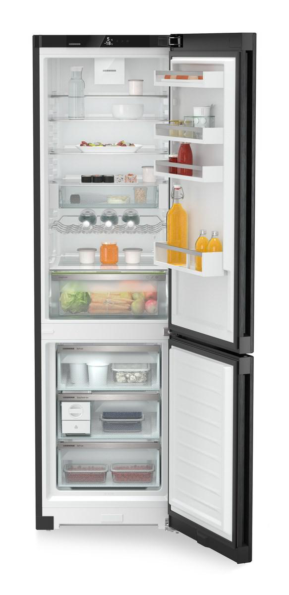 Ein Kühlschrank mit offener Tür, die Regale mit Lebensmitteln und Getränken zeigt. Schwarze Außenseite.