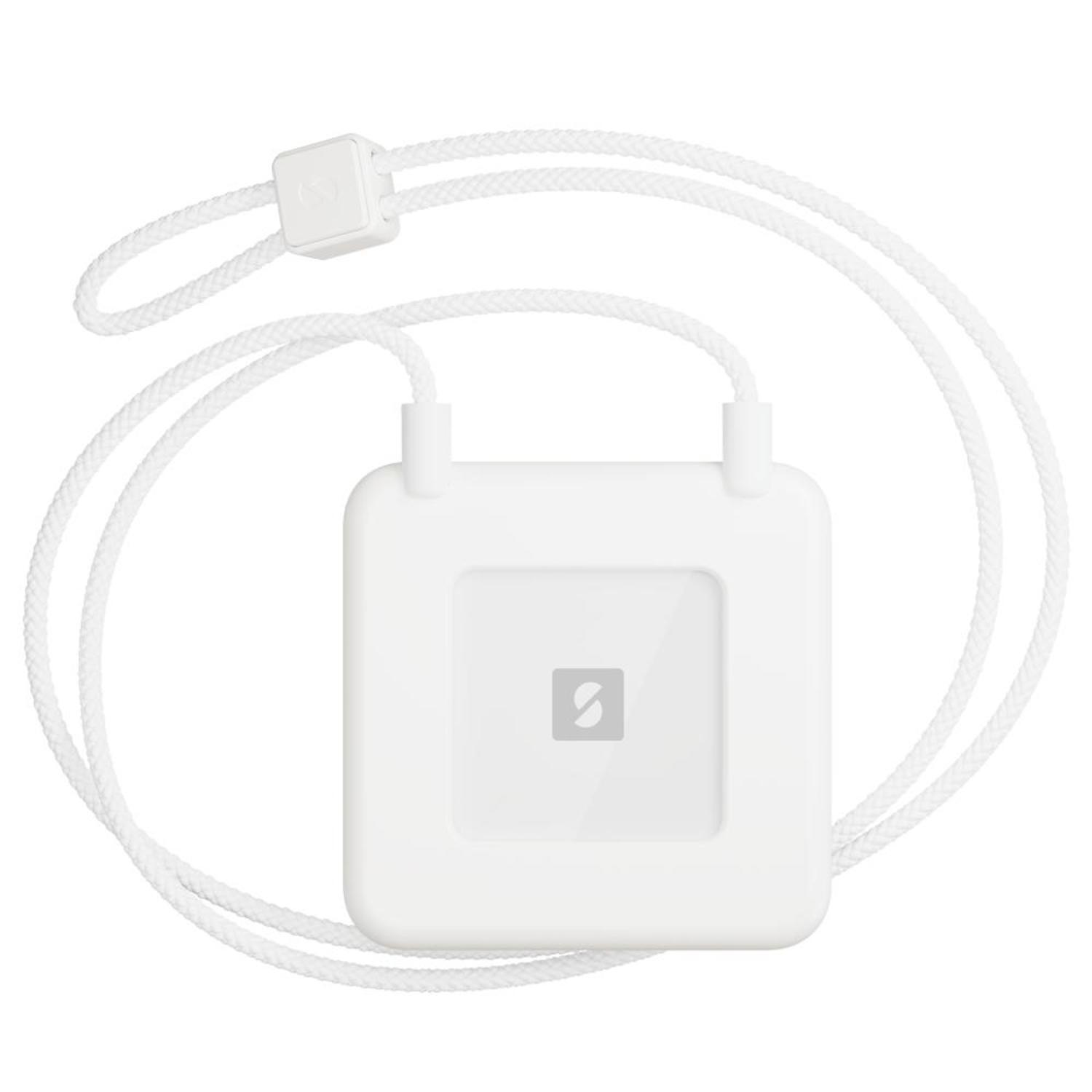 Witte vierkante tag met een wit koord. De tag heeft een grijs logo in het midden.