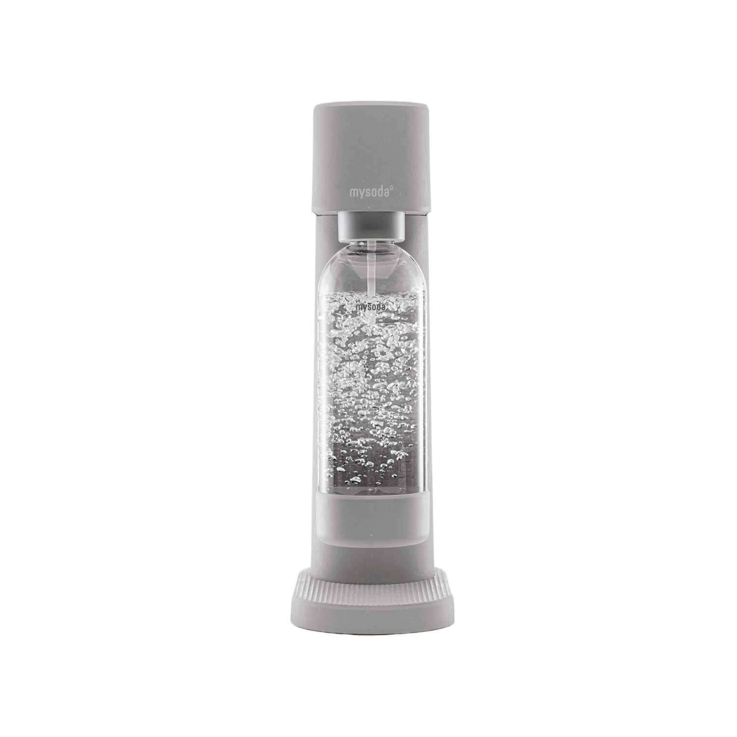 Une machine à soda grise avec une bouteille transparente pleine de bulles, sur fond noir.