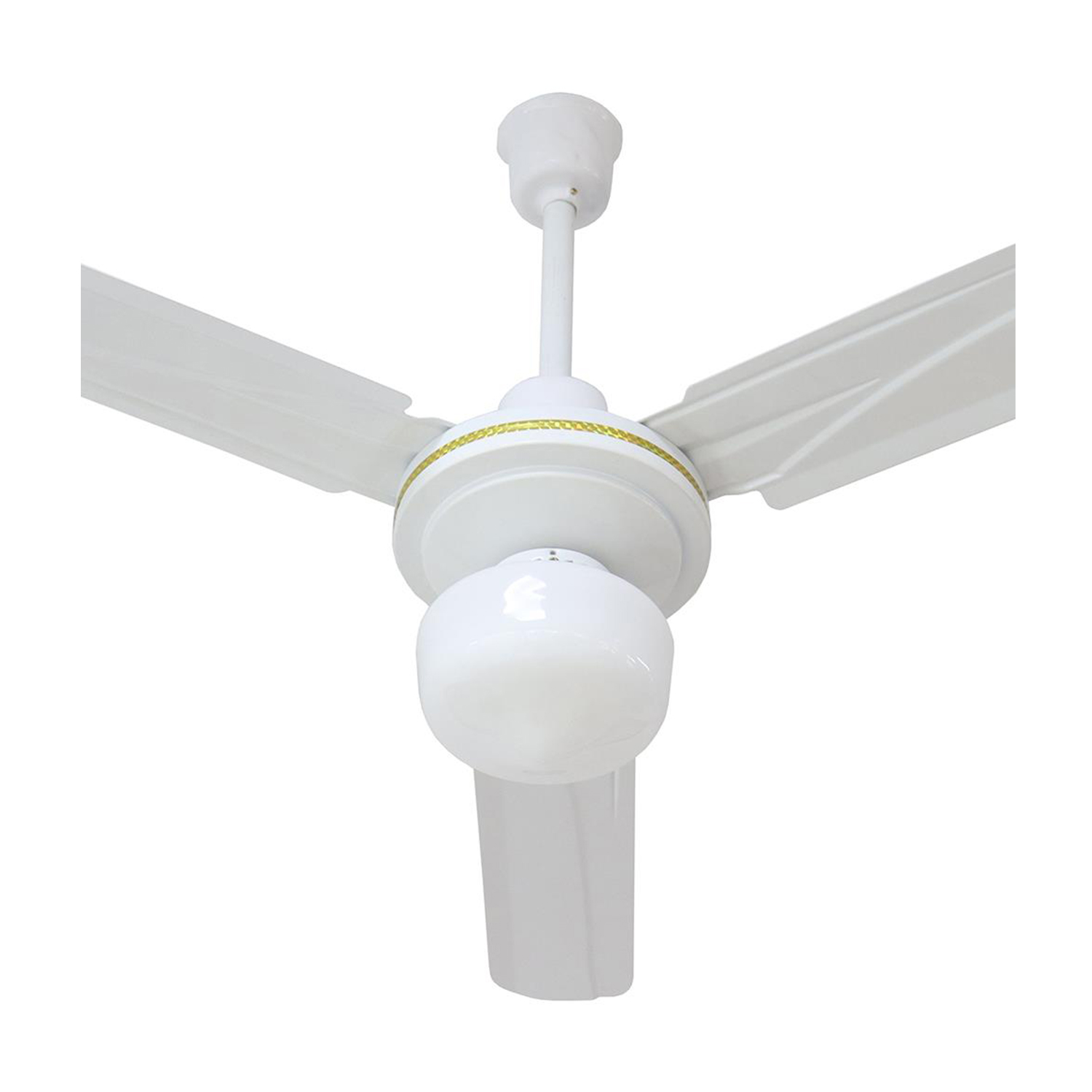 Ventilatore da soffitto bianco su sfondo bianco. Tre pale e un apparecchio di illuminazione centrale, tutto bianco.