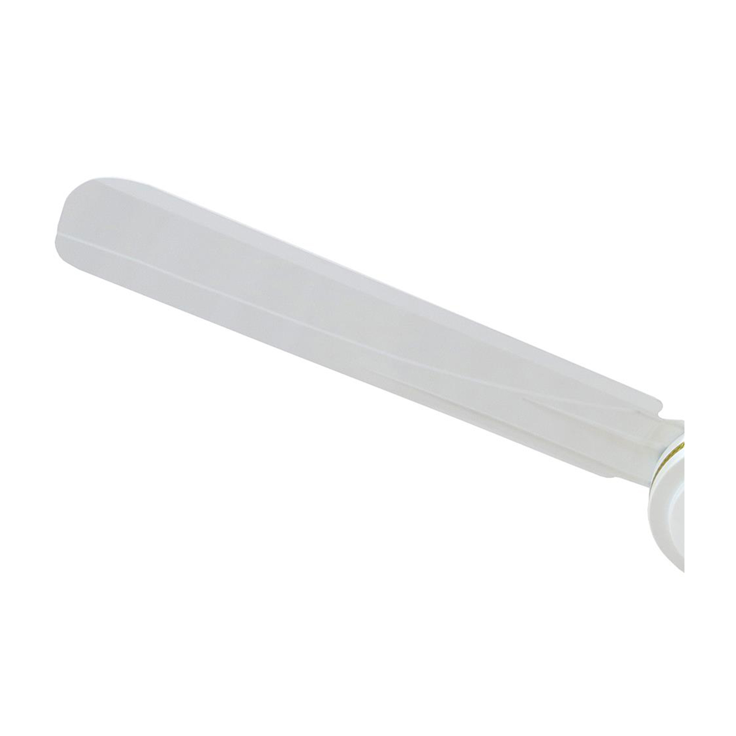 Una pala di ventilatore da soffitto bianca su sfondo bianco, angolata in alto a destra.
