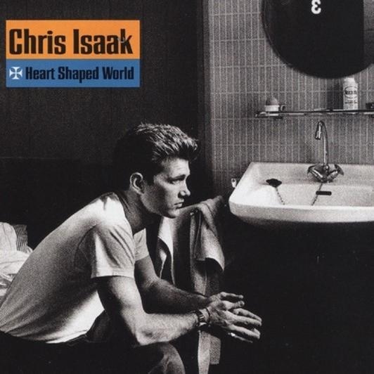 Pochette d'album de Chris Isaak. Homme dans une salle de bain, regardant ailleurs. Lavabo et miroir en arrière-plan.