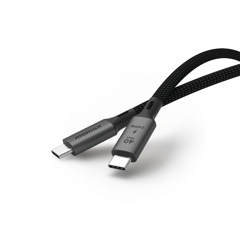Gri konektörlü ve Momax logolu siyah USB-C kablosu. Beyaz bir arka plan üzerinde.