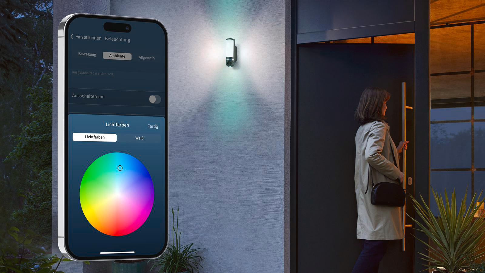 Eine Person betritt ein Haus mit einem intelligenten Licht mit Telefon, das Farboptionen zeigt.
