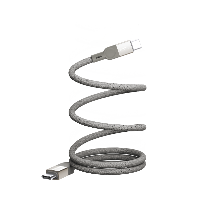 USB-C konnektörlü, gri, kıvrılmış şarj kablosu. "MOOI" marka adını gösterir.