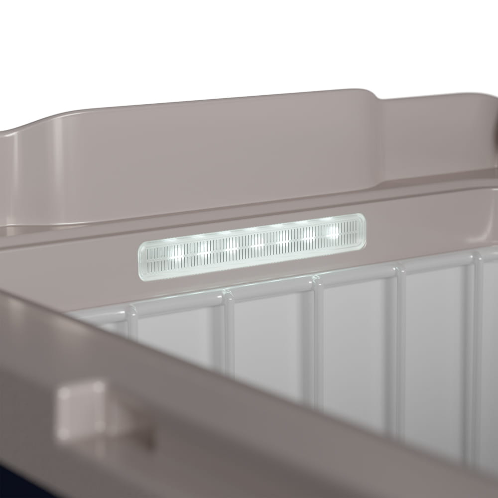 Zbliżenie białego paska świetlnego wewnątrz szafki, z szarą górą. Światła są włączone.