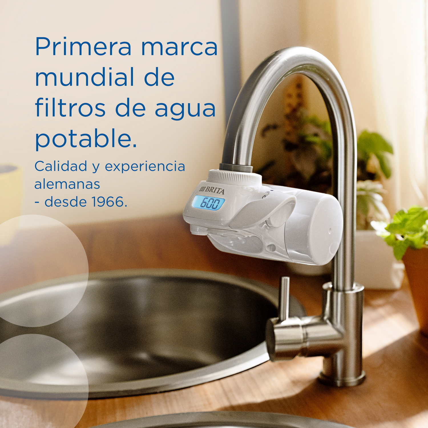Grifo de filtro de agua, dispositivo blanco con pantalla digital y texto en español.