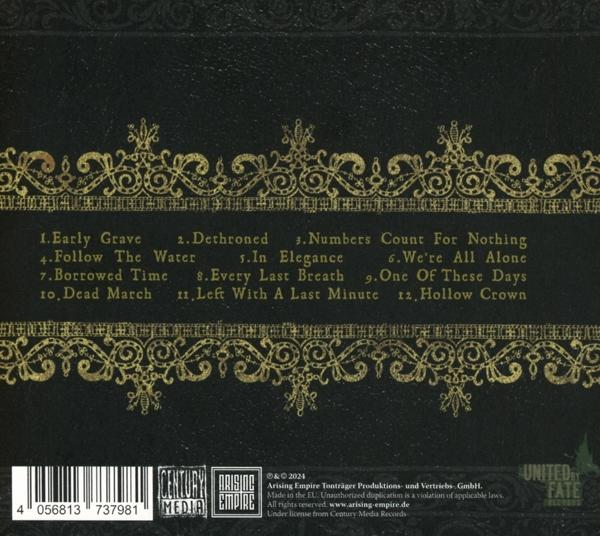 Rückseite einer CD mit Titelliste und Logos. Schwarzer Hintergrund und goldener Text.