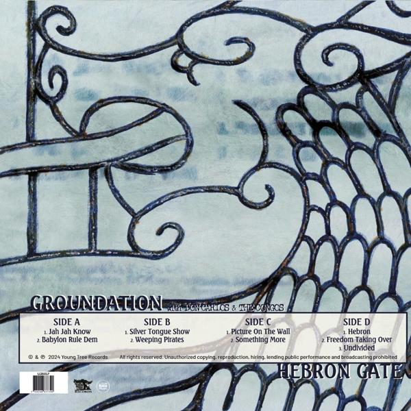 Albumcover mit Songtexten und dekorativem Metalltor-Design auf blauem Hintergrund.
