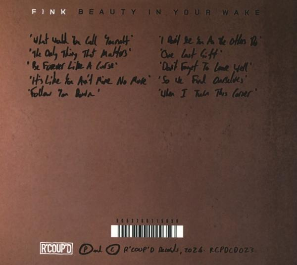 Albumcover mit Songtiteln. Weißer Text auf braunem Hintergrund. Der Albumtitel lautet 'BEAUTY IN YOUR WAKE'.