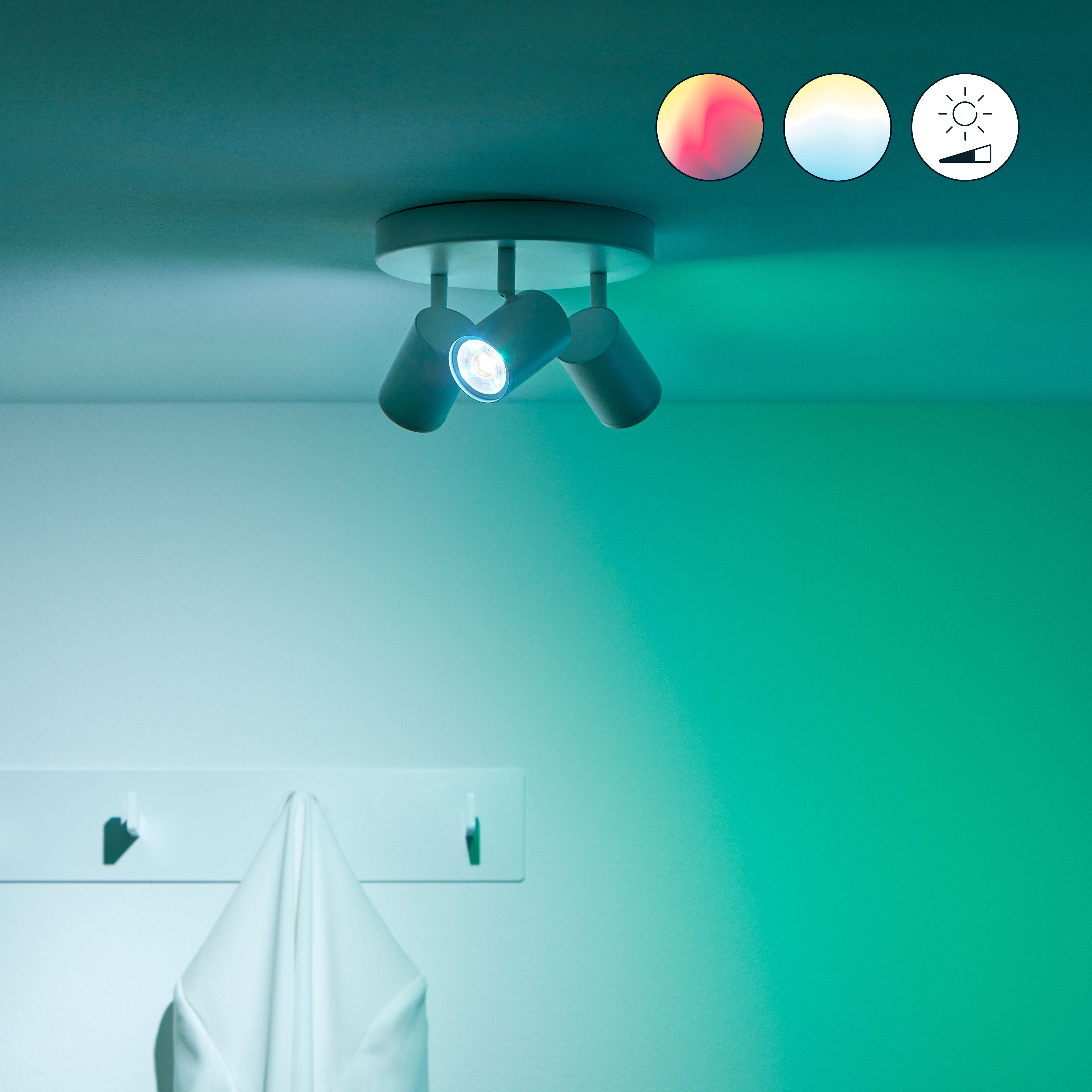 Decke mit Strahlern. Drei Lichter sind nach unten gerichtet. Farboptionen werden gezeigt.
