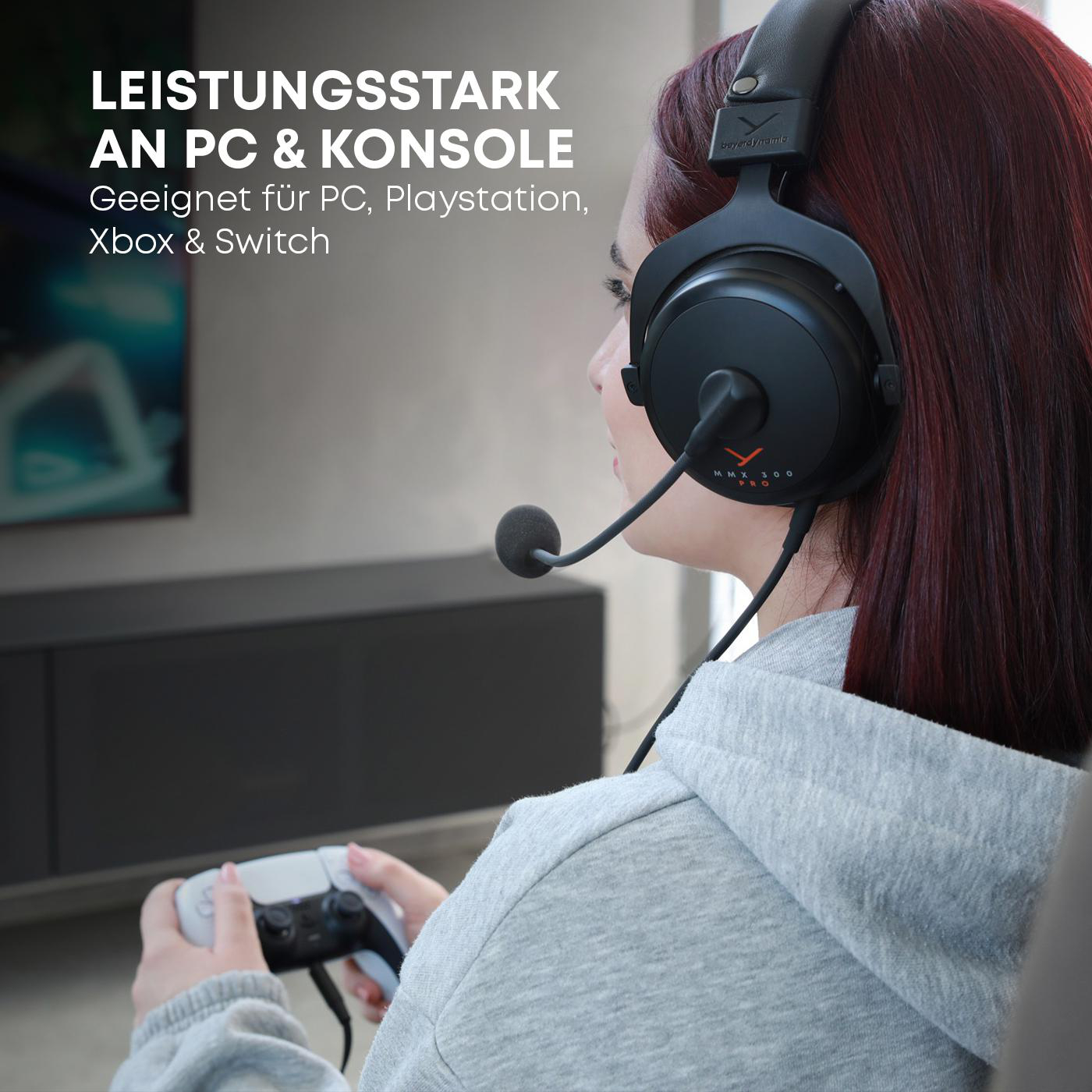 Eine Person, die ein Gaming-Headset trägt und einen Spielcontroller hält.