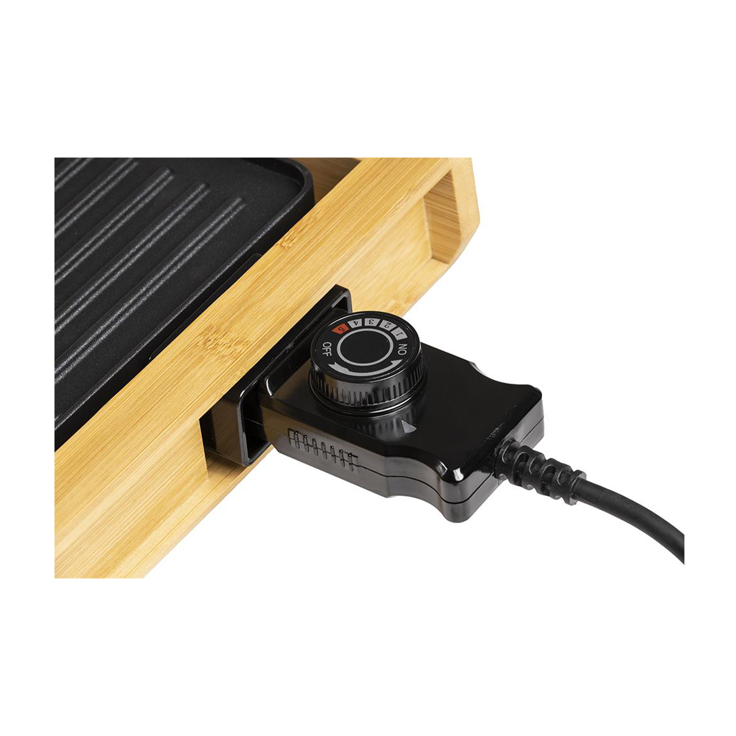 Primo piano di un pannello di controllo nero per una griglia, con base in legno.