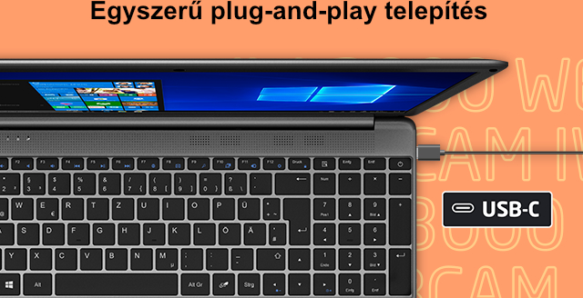 Laptop billentyűzetének közeli képe USB-C kábellel csatlakoztatva. Szöveg: 'Egyszerű plug-and-play telepítés'.