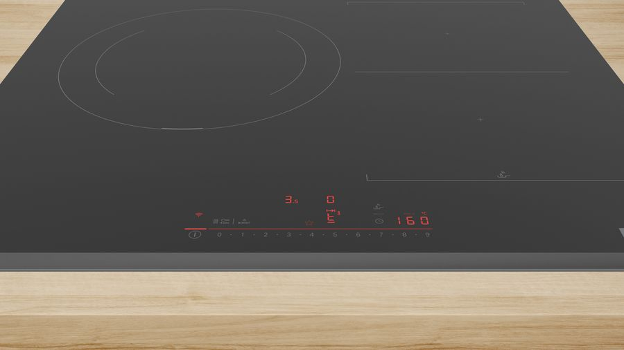 Una placa de inducción negra con un panel de control que muestra ajustes y números, sobre una superficie de madera.