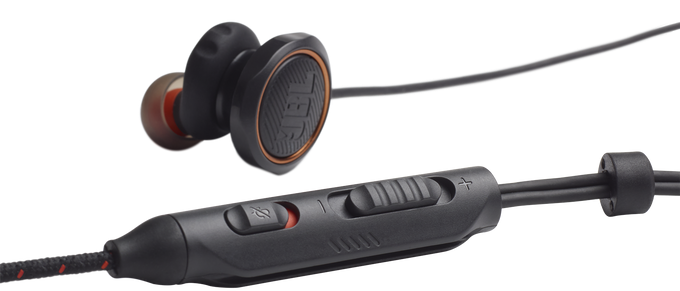 Schwarze und orangefarbene JBL In-Ear-Kopfhörer mit Steuermodul und roten Details am Kabel.