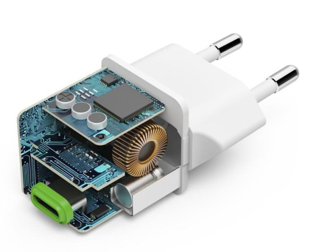 Biała ładowarka z odsłoniętymi elementami wewnętrznymi, w tym obwodami.