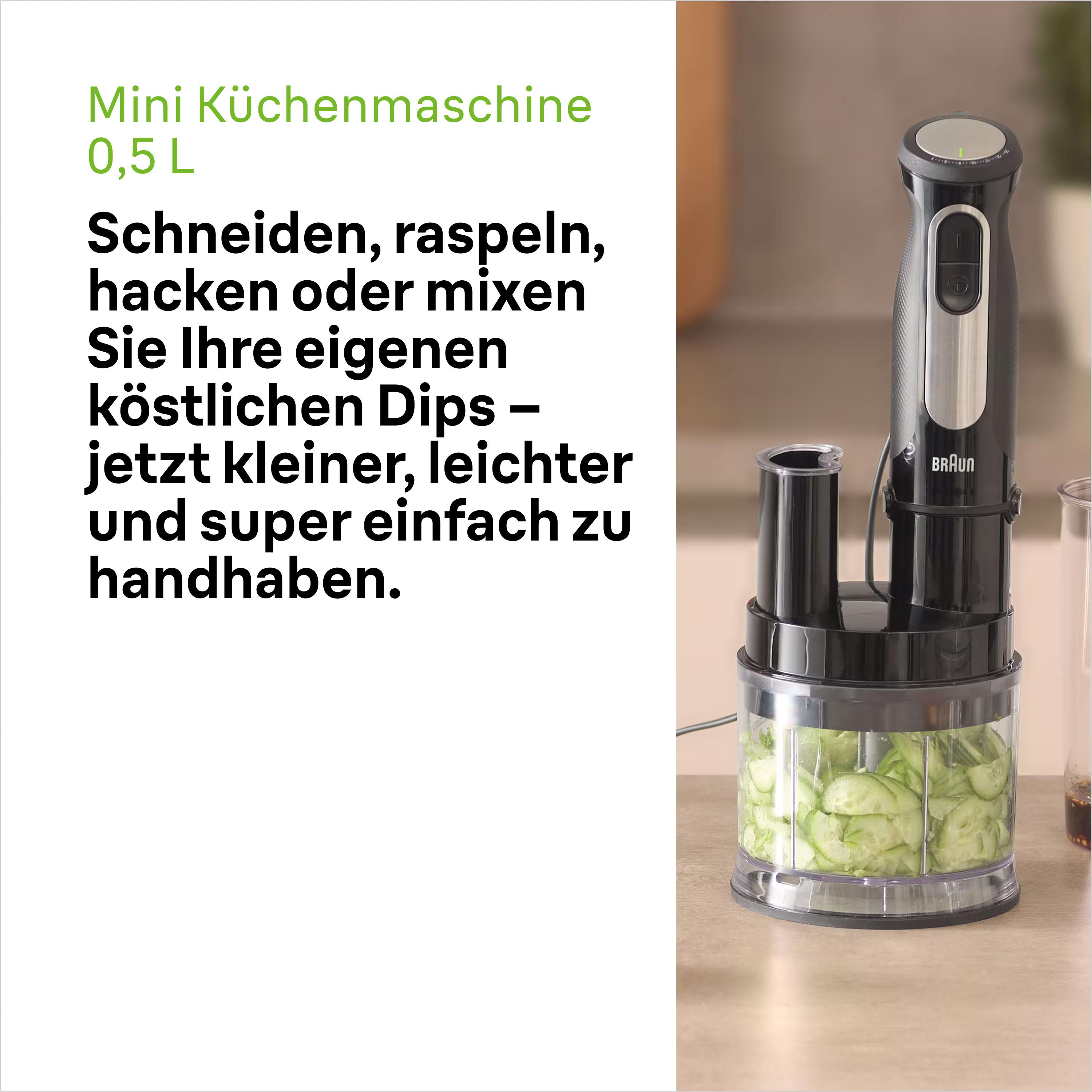 Mini-Küchenmaschine mit Gurken im Inneren. Der Prozessor ist schwarz und grau.