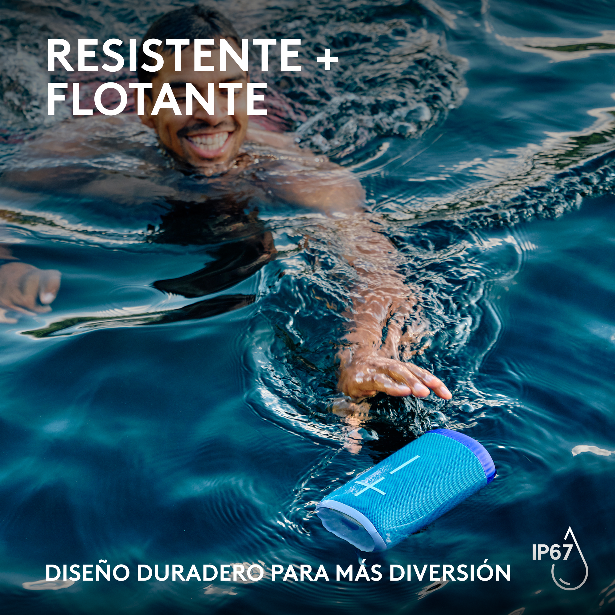 Hombre en el agua alcanzando un altavoz flotante azul y morado; el texto dice 'Resistente + Flotante'.