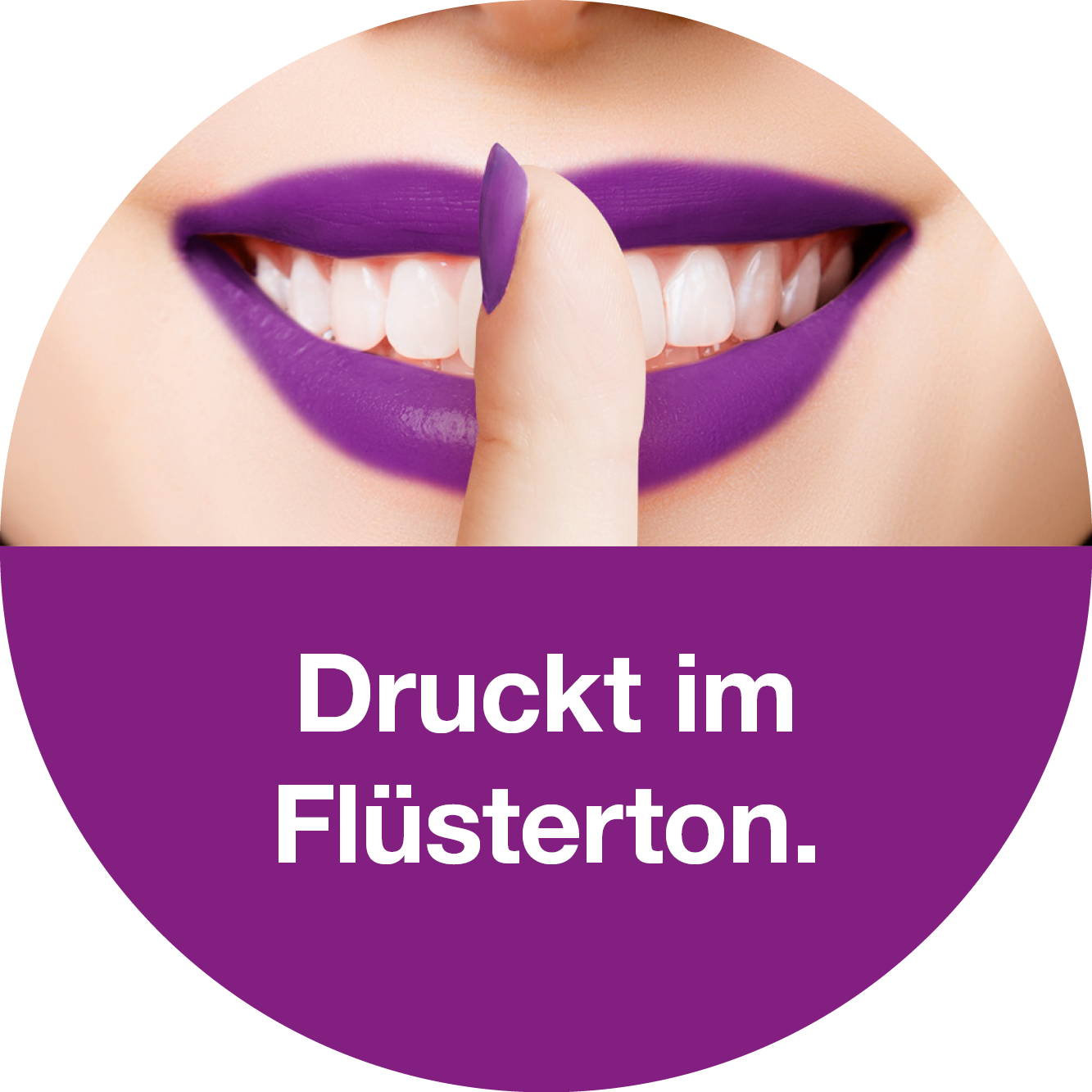 Una donna sorridente con rossetto viola e un dito sulle labbra.