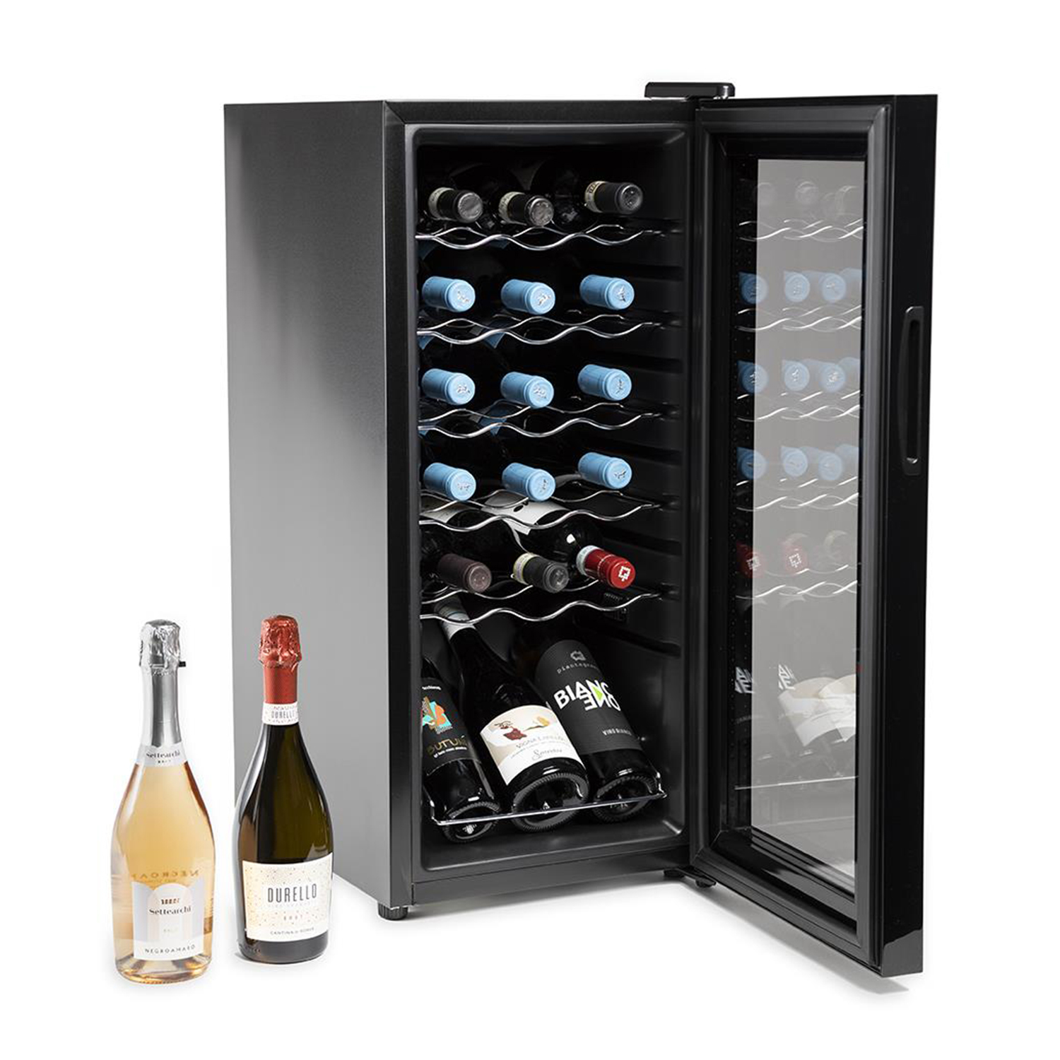 Cantinetta con bottiglie di vino all'interno e due bottiglie davanti.
