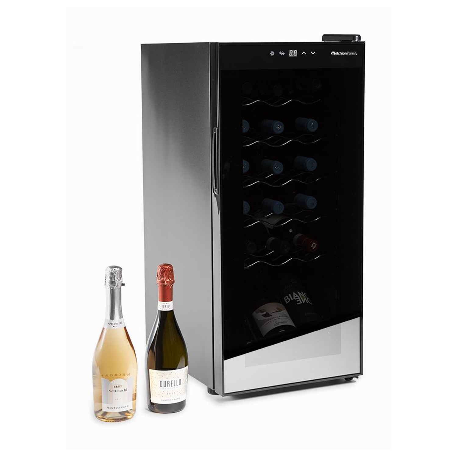 Frigorifero per vino con due bottiglie di vino e champagne davanti.