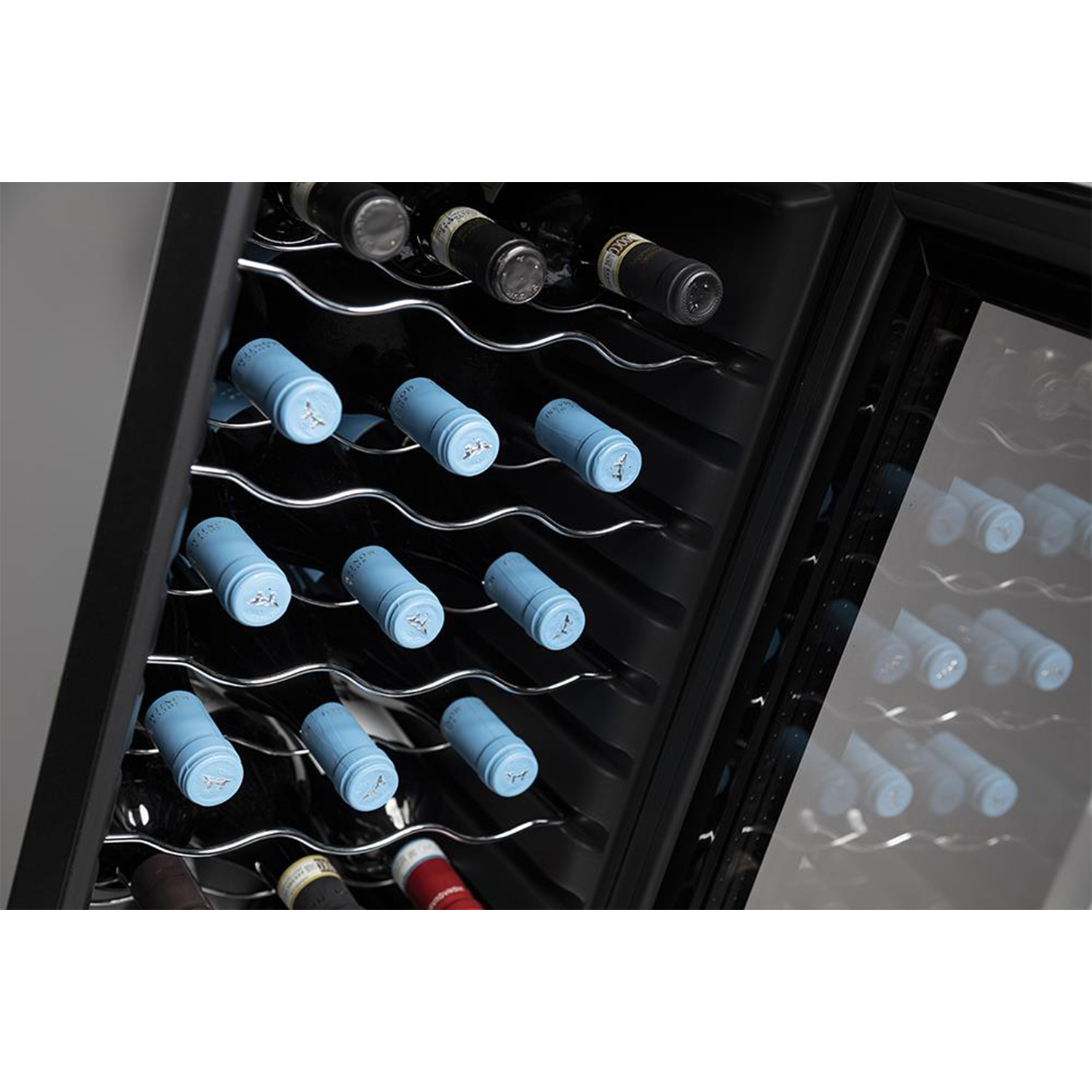 Cantinetta con bottiglie di vino. Le bottiglie hanno tappi azzurri e sono in un mobile scuro.