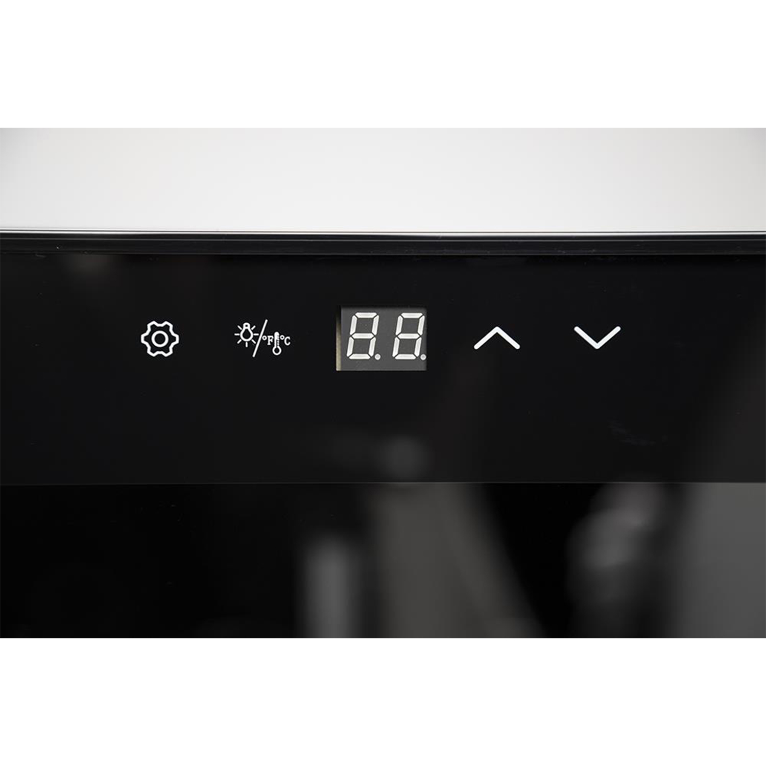 Display digitale nero con simboli e numeri. Sfondo bianco. Un vetro nero.