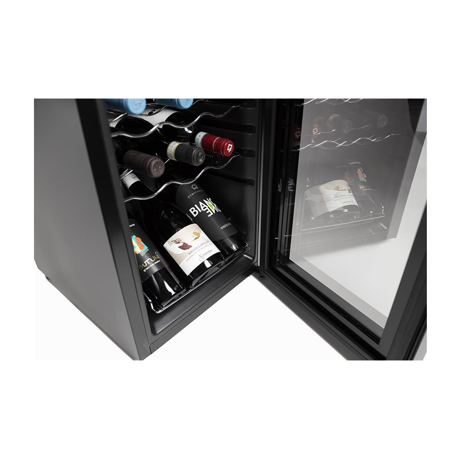 Cantinetta con bottiglie visibili attraverso la porta a vetro, mobile nero.