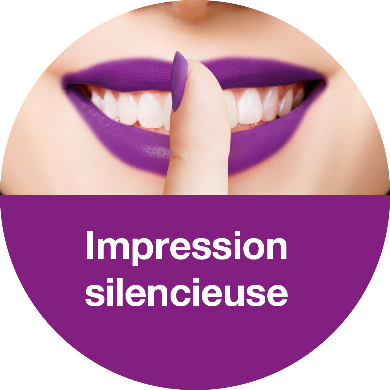 Primo piano di un volto sorridente, labbra con rossetto viola, dito che tocca le labbra.
