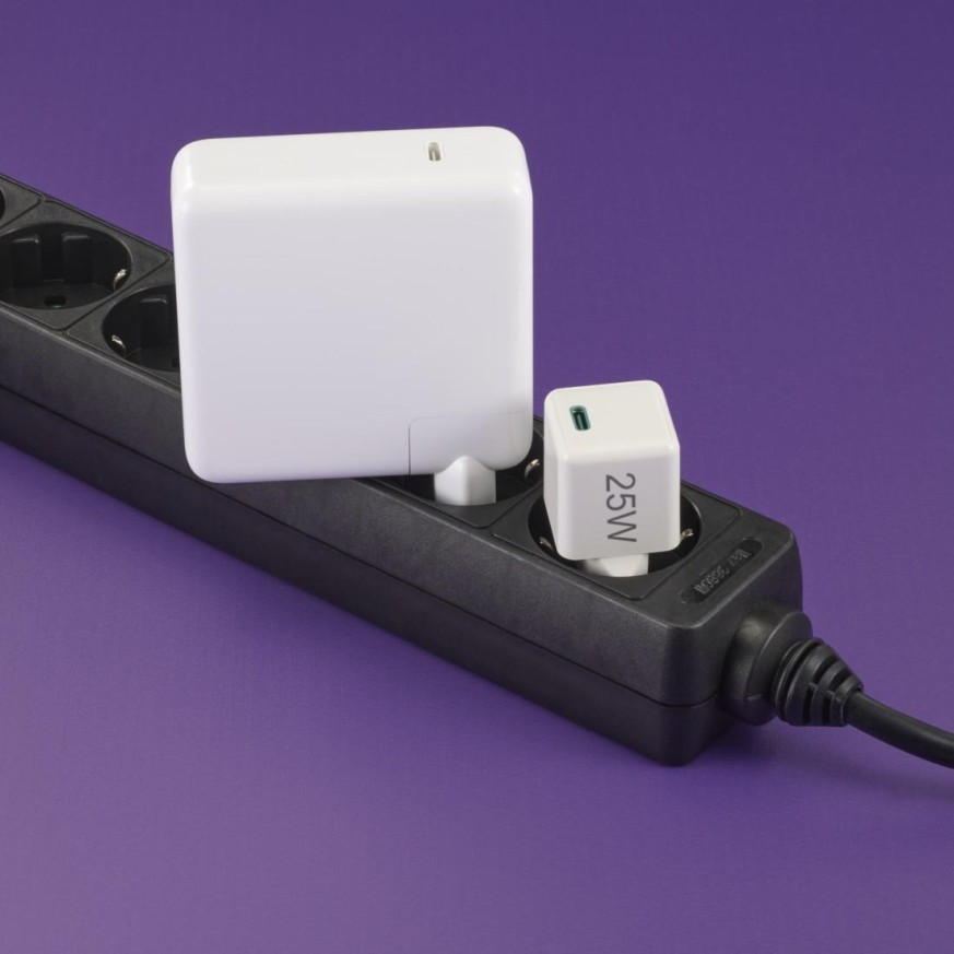 Dwie ładowarki w gniazdku. Jedna biała, druga mniejsza z napisem 25W.