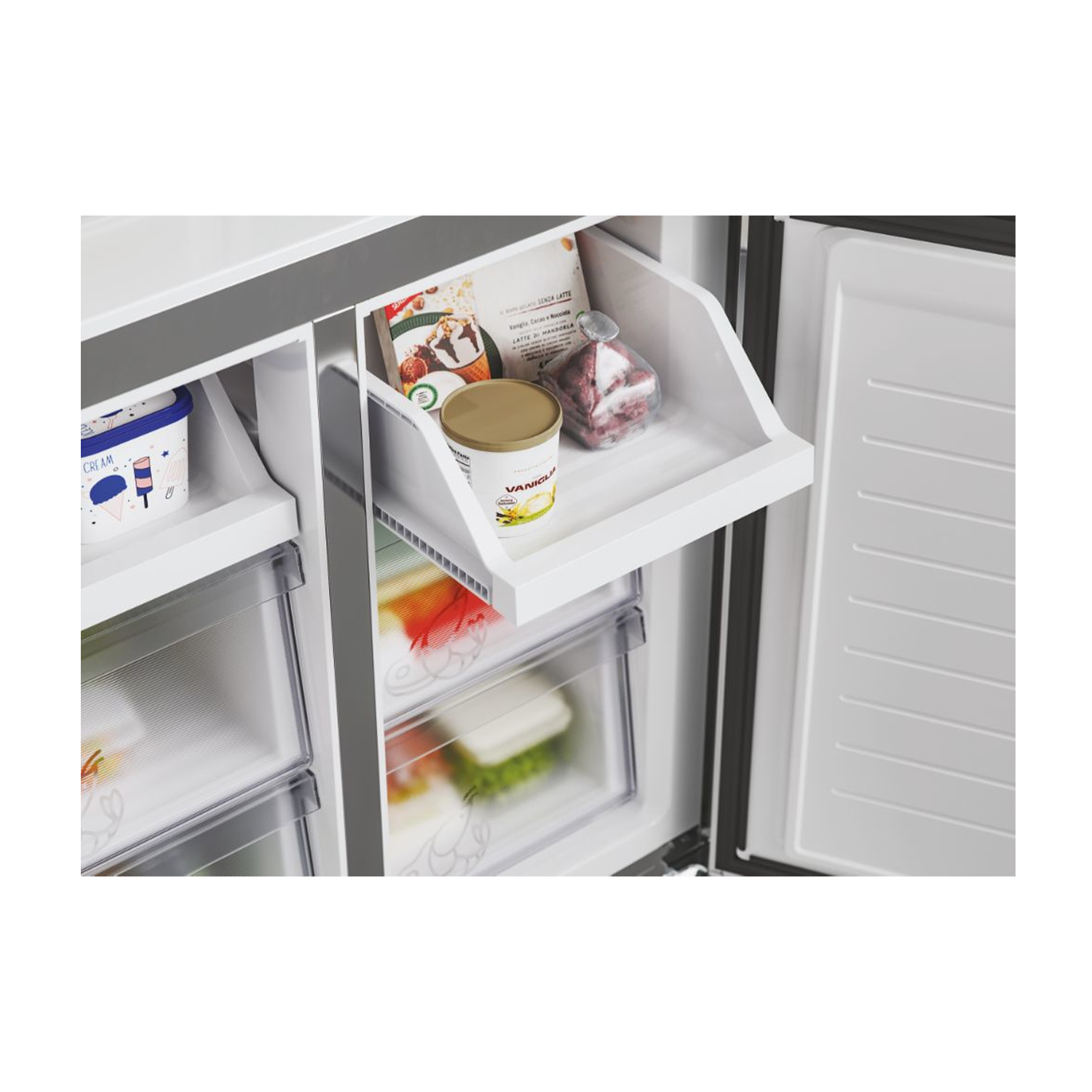 Interno del frigorifero con cassetti e ripiani. Contiene alimenti: gelato, verdure e altro. Sfondo bianco.