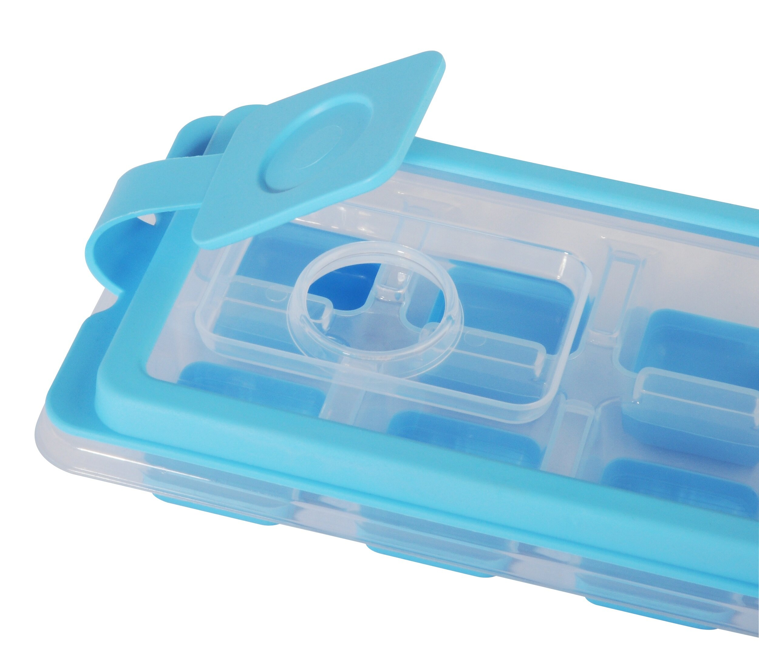 Zbliżenie przezroczystej tacki na kostki lodu z niebieską ramką, białe tło.