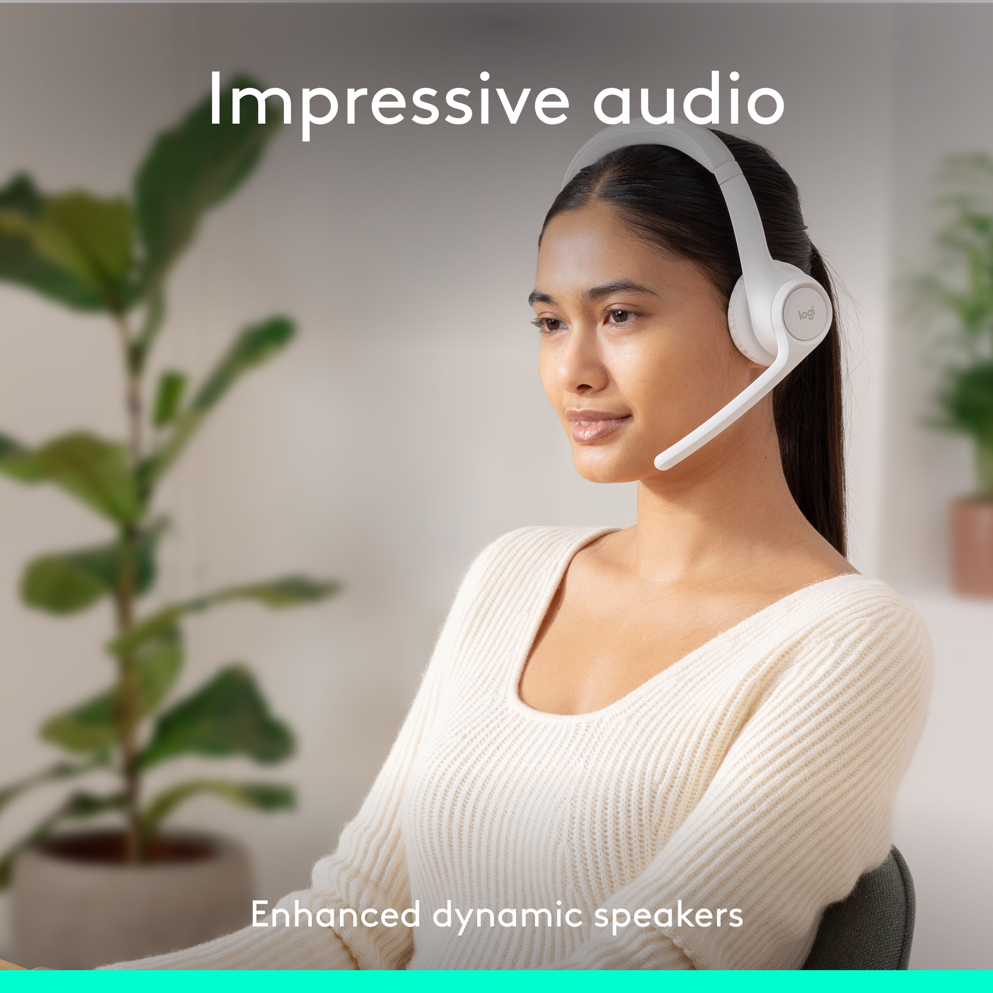 Eine Frau mit Headset, mit Text "Beeindruckendes Audio" und "Verbesserte Lautsprecher".